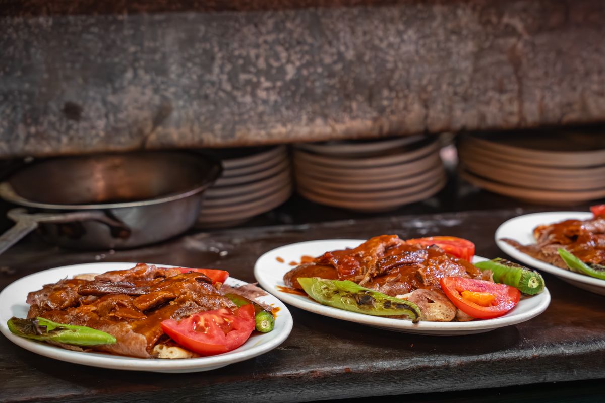 Un refugio da de comer a mucha gente con una cocina pequeña